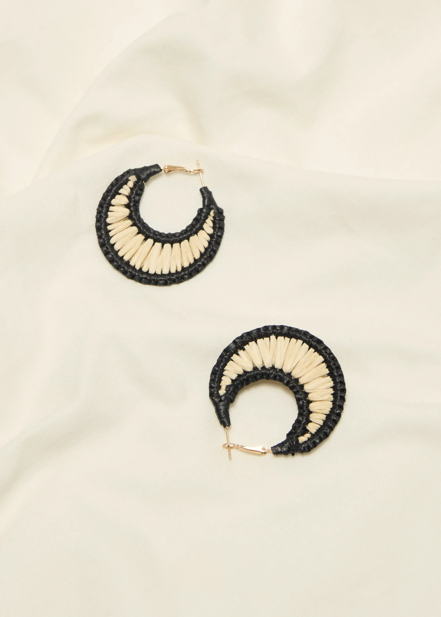 Best Cotton Club Oorringen met tweekleurige details zwart